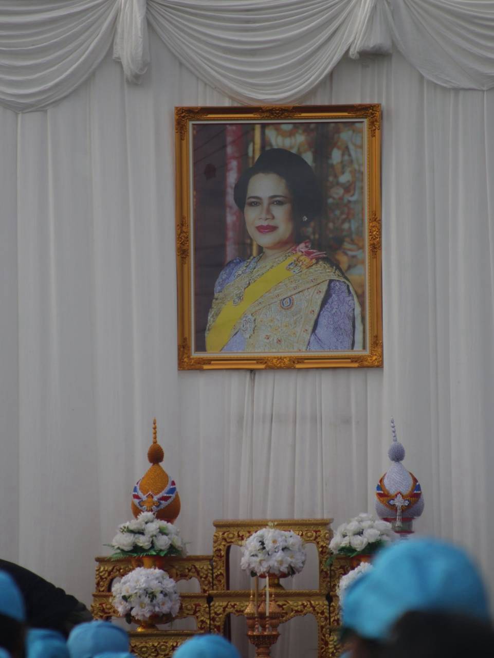 title - นางสาวอมรรัตน์ แขวงโสภา ปฏิรูปที่ดินจังหวัดพระนครศรีอยุธยา พร้อมด้วยเจ้าหน้าที่กลุ่มการเงินบัญชีและจัดเก็บผลประโยชน์และเจ้าหน้าที่สำนักงานการปฏิรูปที่ดินจังหวัดพระนครศรีอยุธยา เข้าร่วมปกตในพิธีเปิดโครงการจิตอาสาพัฒนาด้านการเกษตร กระทรวงเกษตรและสหกรณ์ เนื่องในวันคล้ายวันพระราชสมภพ สมเด็จพระนางเจ้าสิริกิติ์ พระบรมราชินีนาถ พระบรมราชชนนีพันปีหลวง และวันแม่แห่งชาติ ๑๒ สิงหาคม ๒๕๖๙